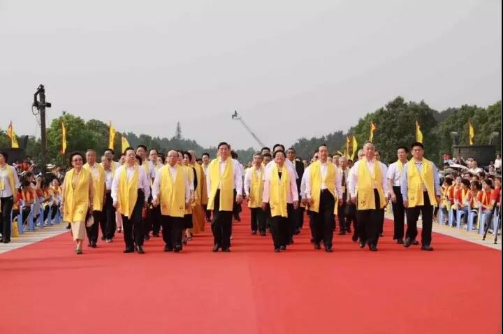 程力批量環(huán)衛(wèi)車助力“2018世界華人尋根節(jié)“環(huán)衛(wèi)清潔，為中國專汽之都增添榮耀受到社會各界廣泛贊譽